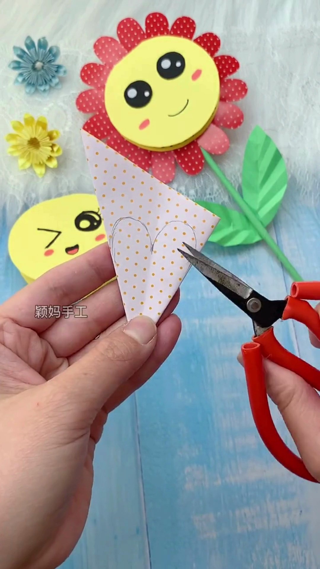 Easy DIY Paper Sunflower Card (With Surprise Flip Message!) Folding 12cm square paper into triangle cone for petals
