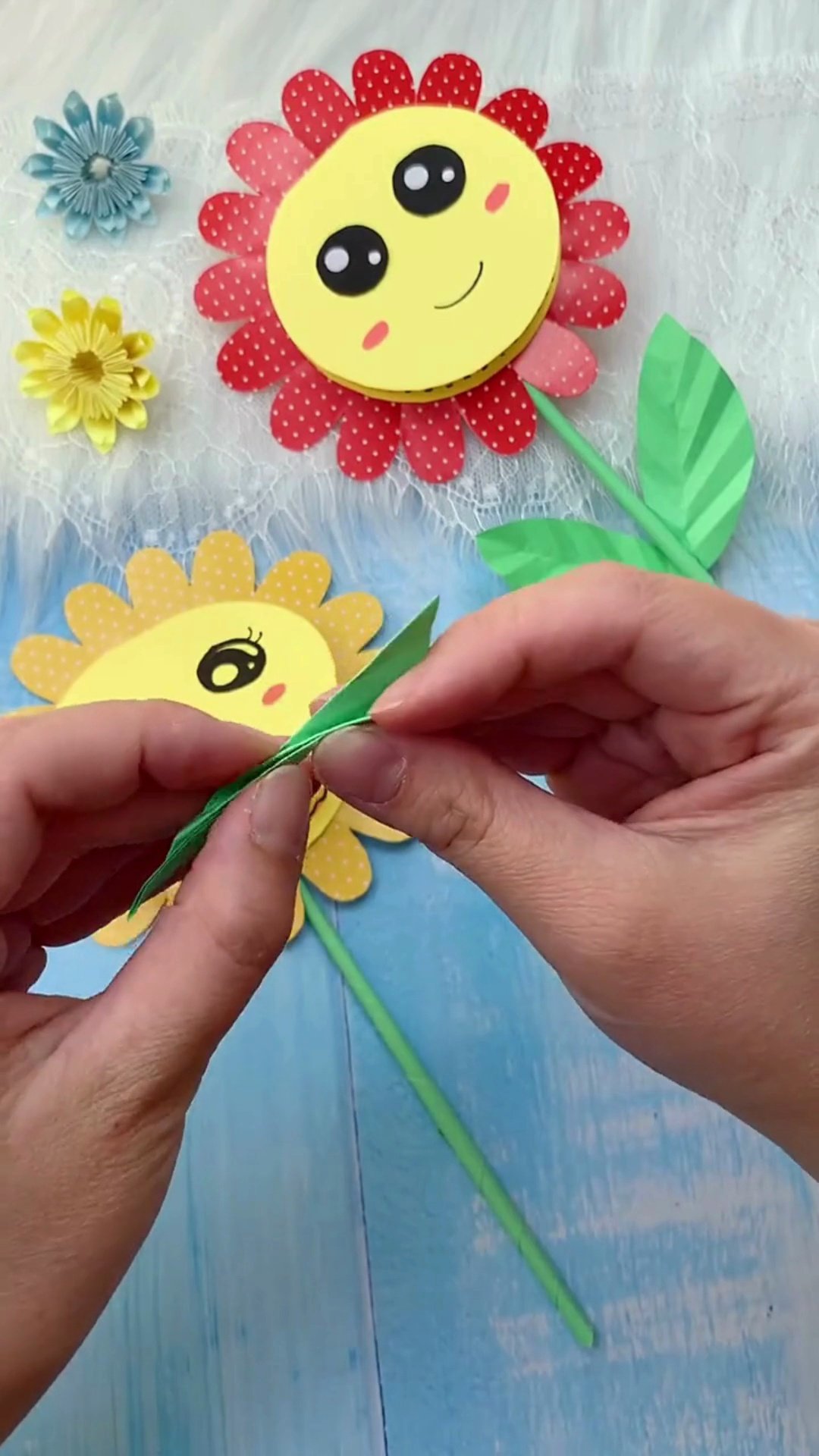 Easy DIY Paper Sunflower Card (With Surprise Flip Message!) Accordion folding green paper leaf to create 3D texture